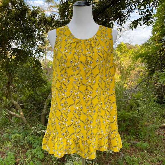 Rose & Olive Tops - Rose & Olive Floral Sleeveless Top Size M